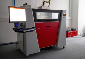 Ein Drucker steht im Raum
