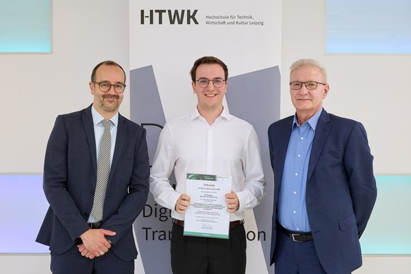 IfKom-Preis für David Didas drei Männer auf Preisverleihung