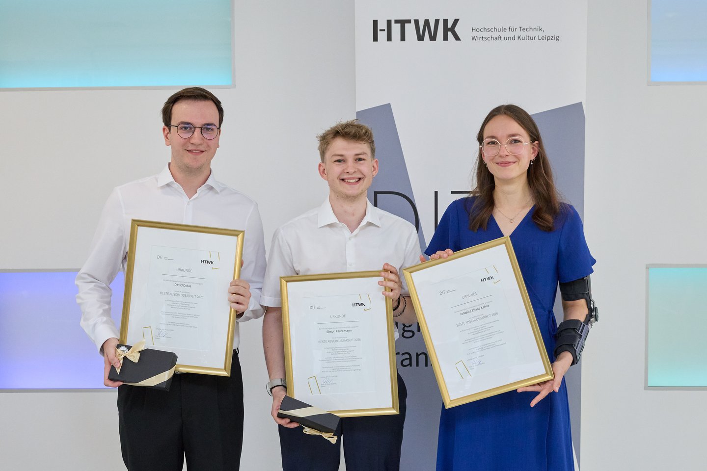 Studierende erhalten Auszeichnungsurkunden für die beste Abschlussarbeit