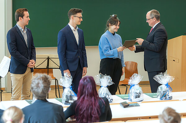 Preis des Fördervereins der HTWK Rektor Prof. Dr. Mietzner übergibt den Preis an Preisträgerin Michelle Berger. (Foto: Swen Reichhold/HTWK Leipzig)