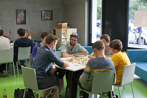 Spielend Mitteldeutschland kennen lernen (Foto: Johannes Ernst) Eine Gruppe spielt ein Brettspiel