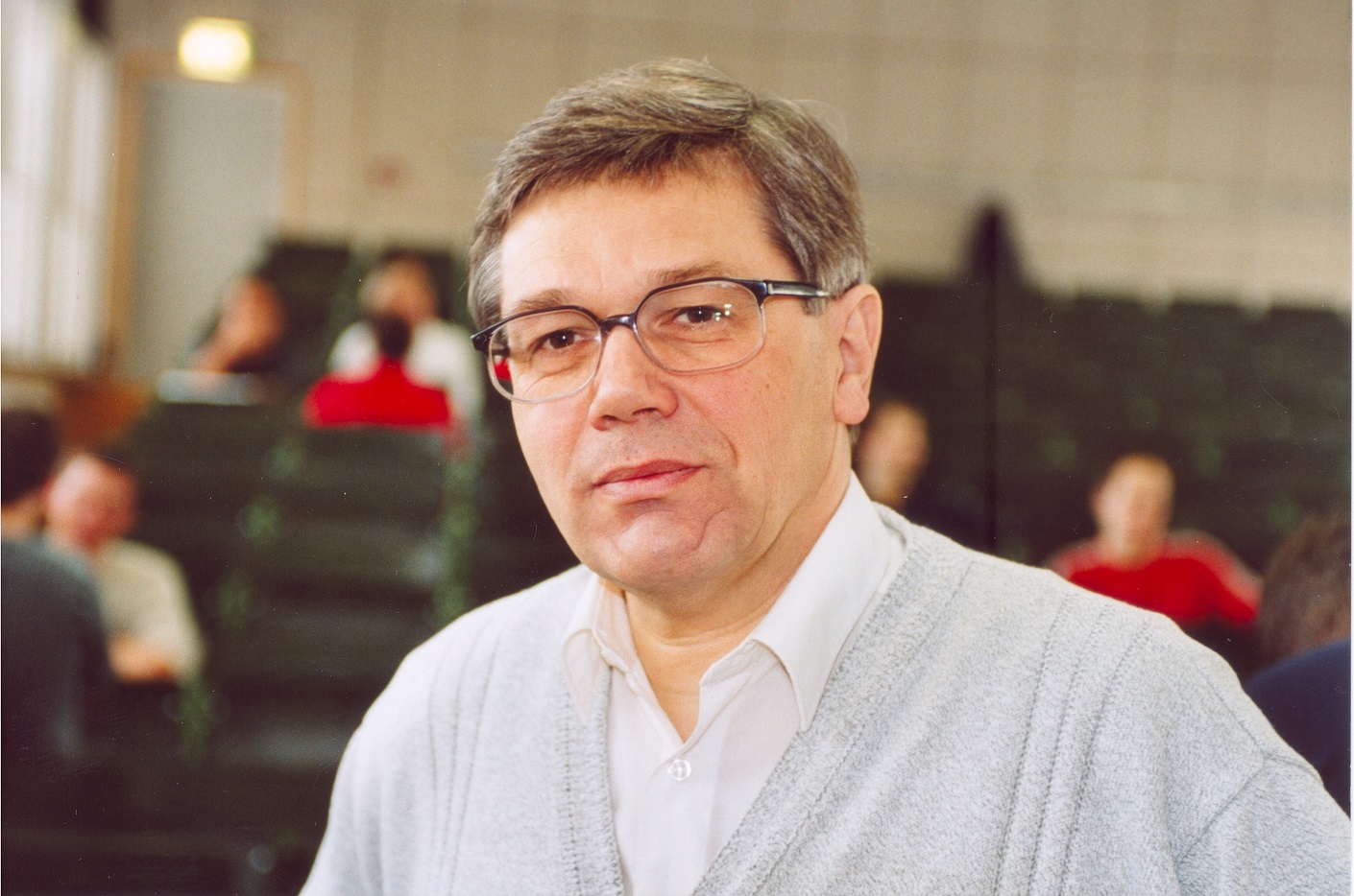 Klaus Bastian im Jahr 2005 bei einer Vorlesung Portraitfoto Mann, im Hintergrund Hörsaalbänke